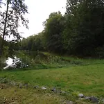 Deux étangs Poissonneux Au Milieu Des Bois Avec Moderne, La Halte Des Deux Lacs
