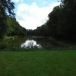 Deux étangs Poissonneux Au Milieu Des Bois Avec Moderne, La Halte Des Deux Lacs *