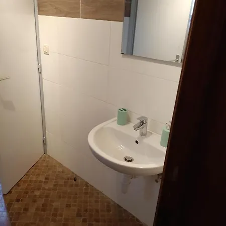 Deux étangs Poissonneux Au Milieu Des Bois Avec Moderne, La Halte Des Deux Lacs Сasa de vacaciones Rosée