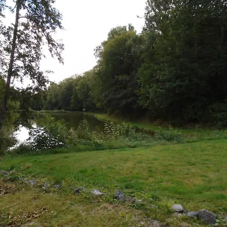 Deux étangs Poissonneux Au Milieu Des Bois Avec Moderne, La Halte Des Deux Lacs