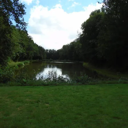 Deux étangs Poissonneux Au Milieu Des Bois Avec Moderne, La Halte Des Deux Lacs *