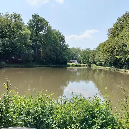 Deux étangs Poissonneux Au Milieu Des Bois Avec Moderne, La Halte Des Deux Lacs *